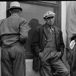 Migrant agricultural workers waiting for semimonthly relief checks in Calipatria, Imperial Valley, California in 1929. They owned farms in Oklahoma, which they lost through foreclosure. (Library of Congress, 1937)